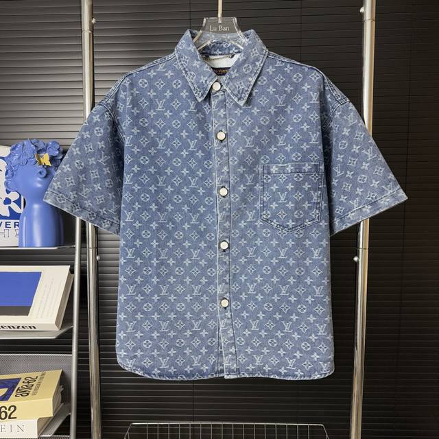 647 当天到货 现货现配 Louis Vuitton 路易威登 25Ss暗纹满印提花牛仔短袖衬衫 原版开发斜纹全棉提花丹宁牛仔材质，提花图型大小间距相同，图形