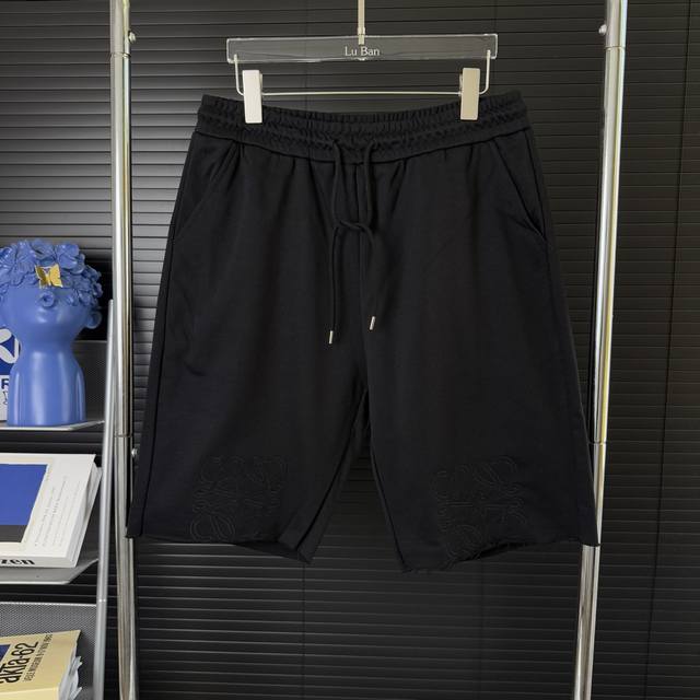 638 当天到货 现货现配 Loewe 罗意威 同色字母 Logo标识刺绣 五分裤、高品质纯棉 面料、特别手感、超级质感 舒适柔软透气 休闲宽松版型 潮流男女同