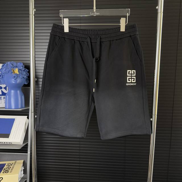 627 当天到货 现货现配 Givenchy 纪梵希 2025新款 喷墨渐变做旧纹 胶熔字母Logo 男女日常通勤穿搭必备 休闲短裤 定制毛圈面料 无缝高周波胶
