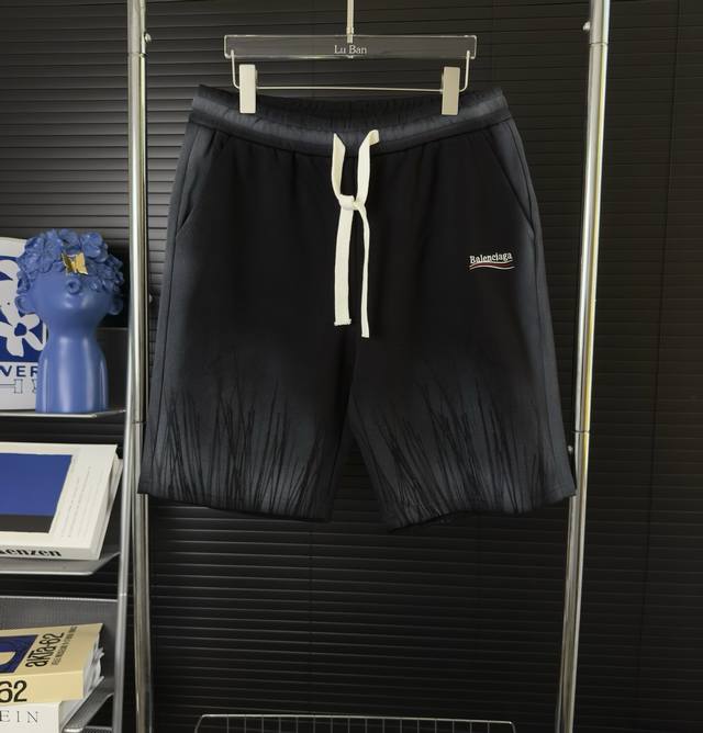 626 当天到货 现货现配 Balenciaga 巴黎世家 海浪字母刺绣2025新款 手绘涂鸦喷墨纹路 刺绣小字母Logo 男女日常通勤穿搭必备 休闲短裤 定制