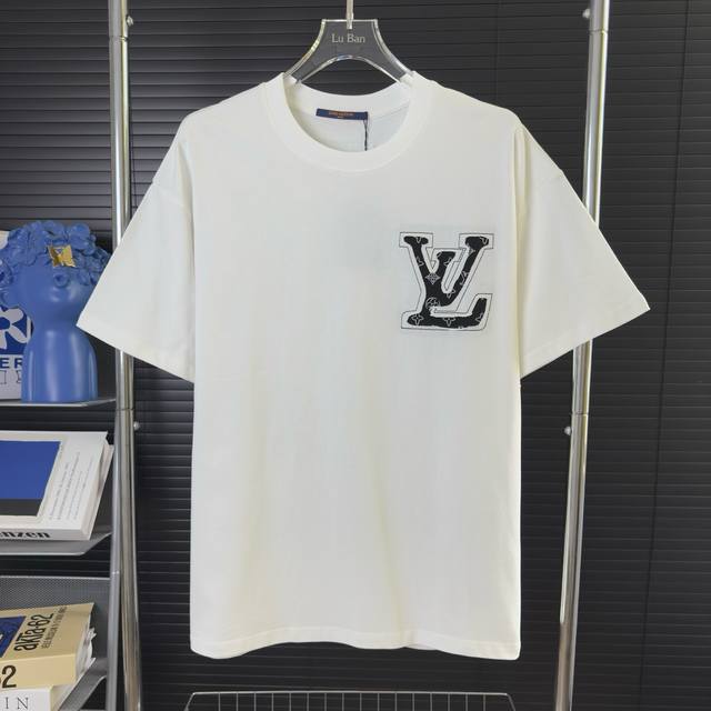 595 当天到货 现货现配 Louis Vuitton 路易威登 2025新款 破坏镂空刺绣字母Logo 定制皮章短袖T恤 独家首发高定 面料采用320克重磅纯