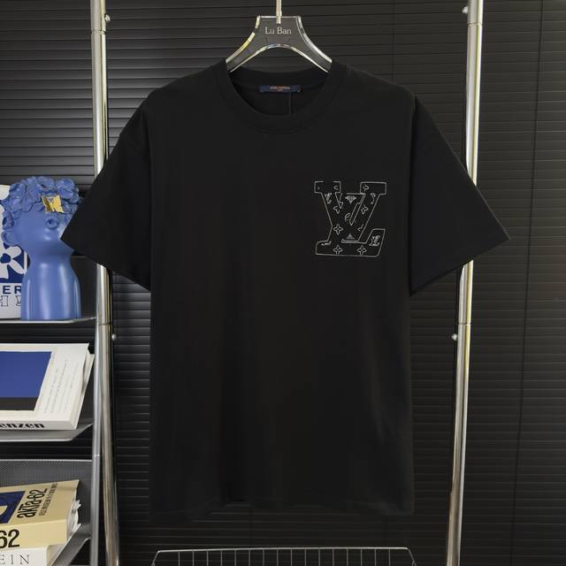 596 当天到货 现货现配 Louis Vuitton 路易威登 2025新款 破坏镂空刺绣字母Logo 定制皮章短袖T恤 独家首发高定 面料采用320克重磅纯