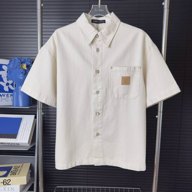606 当天到货 现货现配 Louis Vuitton 路易威登 官网同步 口袋皮标字母Logo 男女同款 牛仔衬衣 复古工作服 砂洗日本丹宁布勾勒醒目明线，依