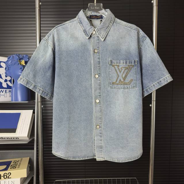 605 当天到货 现货现配 Louis Vuitton 路易威登 官网同步 口袋刺绣字母Logo 男女同款 牛仔衬衣 砂洗日本丹宁布勾勒醒目明线，依托自身精湛匠
