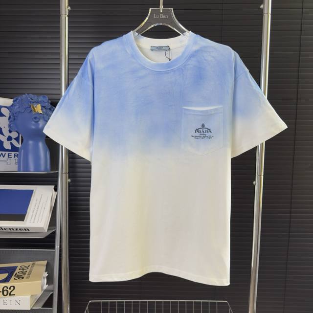 602 当天到货 现货现配 Prada 普拉达 口袋字母手工喷花短袖T恤 独家首发高定 面料采用310克重磅纯棉，定制32支双股螺纹，成衣两遍水洗处理，面料舒适
