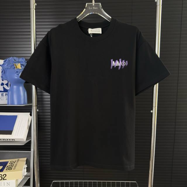 598 当天到货 现货现配 Mm6 马吉拉 重工手绘日期字母满天星短袖T恤 独家首发高定 面料采用310克重磅纯棉，定制32支双股螺纹，成衣两遍水洗处理，面料舒