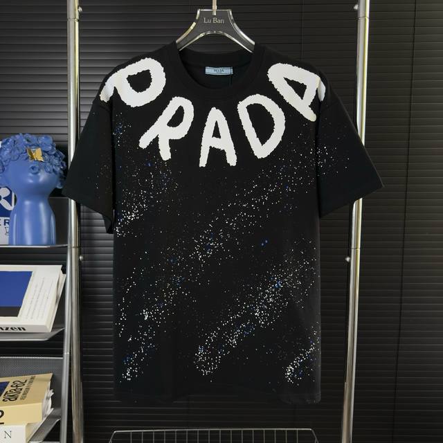 591 当天到货 现货现配 Prada 普拉达 重工手绘字母满天星短袖T恤 独家首发高定 面料采用310克重磅纯棉，定制32支双股螺纹，成衣两遍水洗处理，面料舒