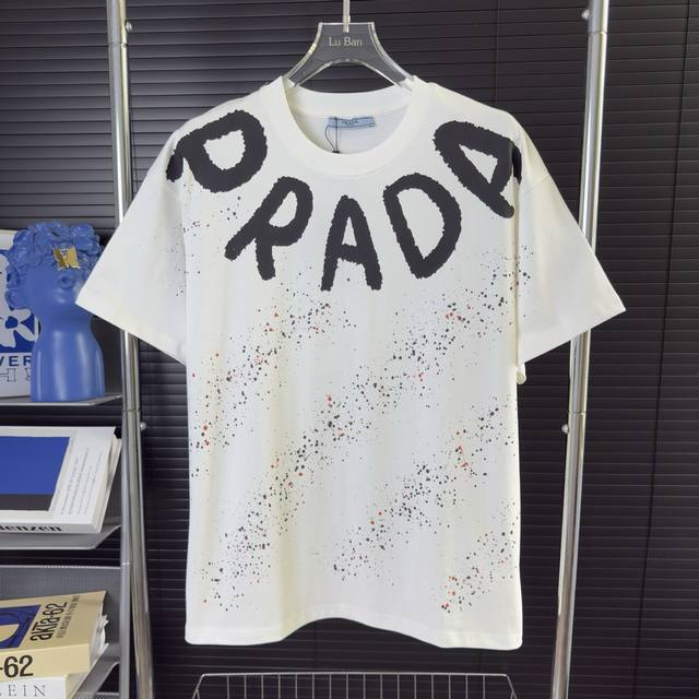 590 当天到货 现货现配 Prada 普拉达 重工手绘字母满天星短袖T恤 独家首发高定 面料采用310克重磅纯棉，定制32支双股螺纹，成衣两遍水洗处理，面料舒