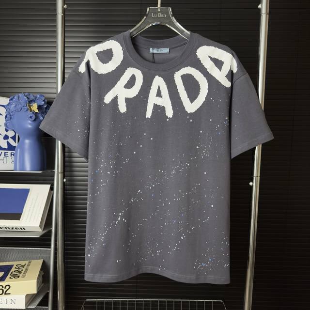589 当天到货 现货现配 Prada 普拉达 重工手绘字母满天星短袖T恤 独家首发高定 面料采用310克重磅纯棉，定制32支双股螺纹，成衣两遍水洗处理，面料舒