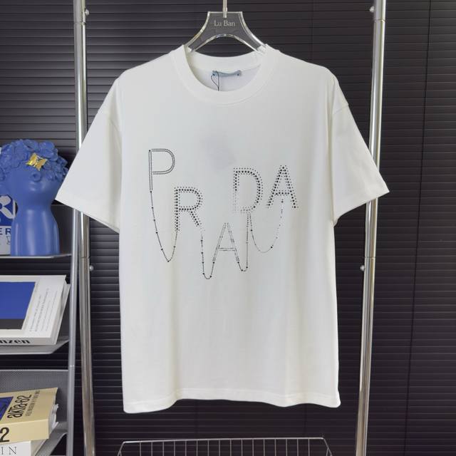 528 当天到货 现货现配 Prada 普拉达 黑白字母烫钻短袖T恤 独家首发高定 面料采用310克重磅纯棉，定制32支双股螺纹，成衣两遍水洗处理，面料舒适亲肤