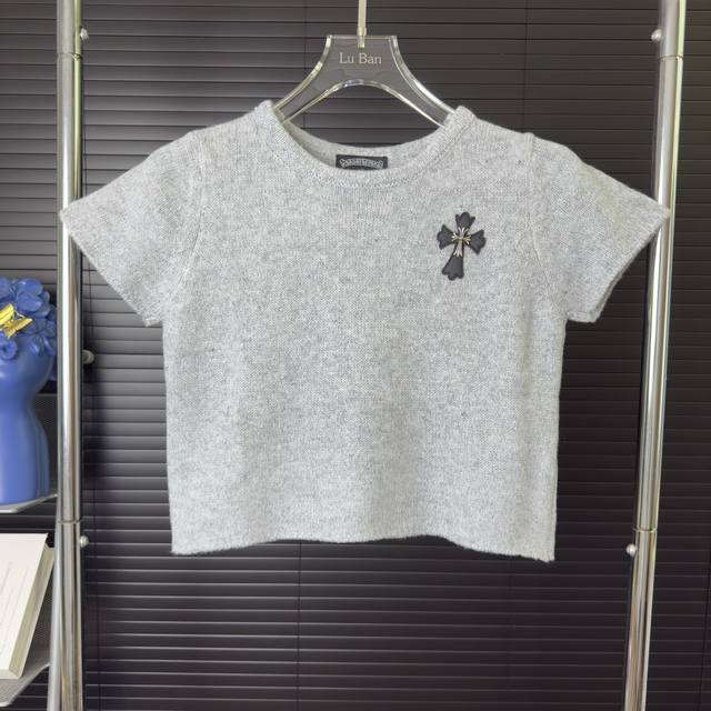 519 当天到货 现货现配 Chrome Hearts克罗心 十字架皮标高级灰毛衣小针织短袖 欧阳娜娜同款穿搭 Jennie同款穿搭 你可以永远相信它！精致的克