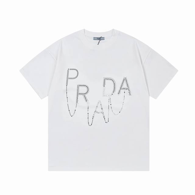 Prada 普拉达 黑白字母烫钻 升级，灵感源自八十年代复古 原版面料 官方同款 短袖T恤 定制 310克 同缸染面料 手感非常舒服 春夏最新砖柜同步 时尚又个