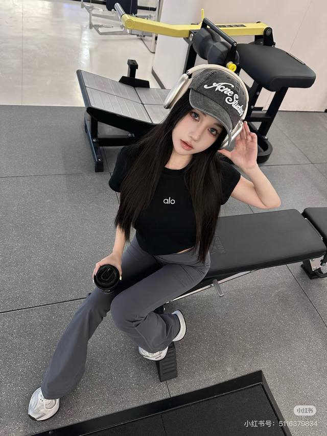 Alo夏季字母印花反光弹力短袖女夏季透气运动休闲百搭上衣T恤潮 颜色：黑色 米白色 蓝色 灰色 码数：S M L P价： 款号：Al304