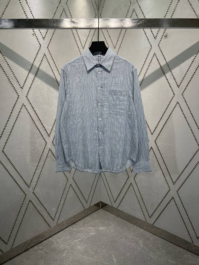罗意威 25Ss新款轻巧的纹理条纹棉混合物中的衬衫。放置在胸部斑块上的Anagram刺绣。 码数：S.M.L.Xl.