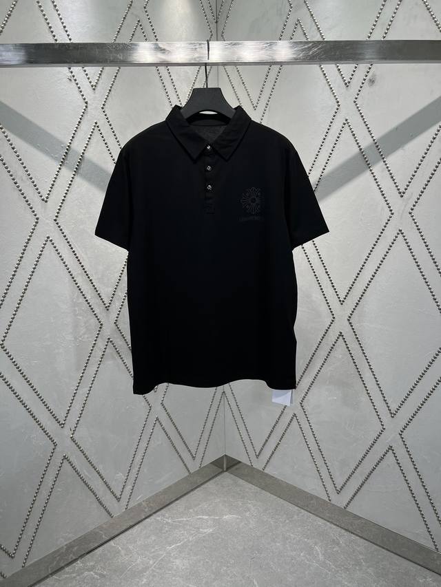 克罗心Ch 暗纹十字花 卷轴Polo，面料采用订染230G棉质面料 胸口十字暗纹卷轴印花 领口五金开模 定制辅料 尺码： S. M .L