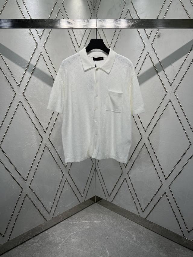 驴家 25Ss新款短袖衬衫取材柔软棉料，以网眼针织 Monogram 图案营造精致蕾丝效果。经典色调烘托微妙莹泽，为夏日造型注入闲雅气息。 码数：S.M.L.X