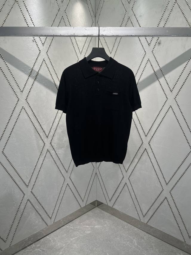 G家 25Ss新款精细羊毛针织Polo上衣的胸袋缀饰精美的Gucci嵌花。Polo领和罗纹滚边令整款设计更具魅力。 码数：S.M.L.Xl.