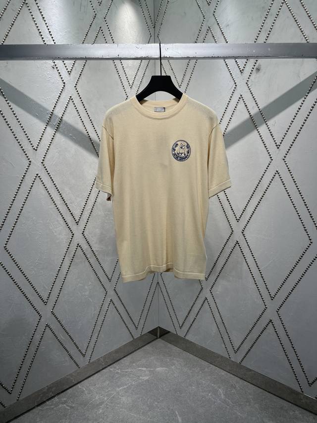 迪奥 25Ss新款针织 T 恤展示来自本季 Dior And Hylton Nel 联名系列的标志。采用米色棉质和桑蚕丝混纺平纹针织面料精心制作，经典圆领版型，