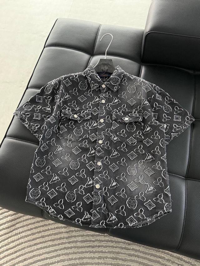 衣服 裤子 驴家新款 提花满印 立体贴布Logo套装。全衣采用定织重磅牛仔面料，独立五金开模成衣重工水洗，耐水性强耐磨性佳印刷暗花字母立体整体效果好。整体洗水后