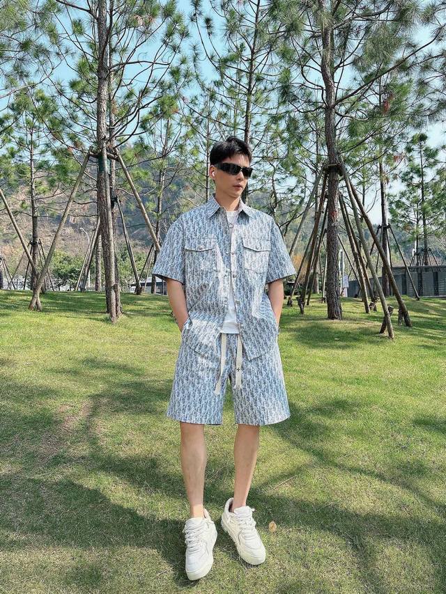 衣服 裤子 迪奥Dior色织带竹节图案印花宽松版型水洗牛仔布衬衫小外套，面料采用定制定染超高的水洗扎染工艺，做工复杂，非常优质的面料！水洗之后上身柔软舒适，极其
