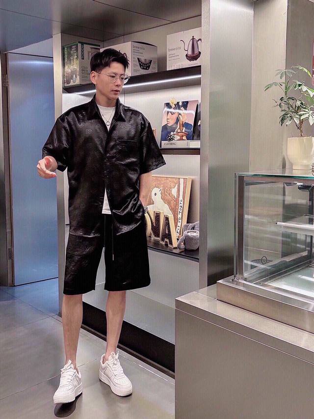 裤子 衣服 Dg 新款休闲裤！品牌经典Logo，定制高品质280克醋酸面料套装。高支高密，面料很厚实的，做了防勾丝处理，手感跟真丝一样舒适度极好，手触感：烈。辦
