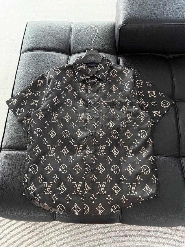 裤子 衣服 Lv 重工刺绣老花套装 满印刺绣提花Logo 绝绝子 漂亮的刺绣工艺处理的非常的精致！采用定织染纹路根据原版走针进行设计 区别于市面上使用的普通版本