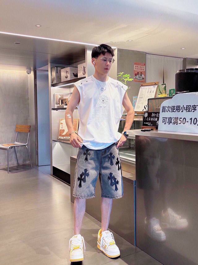 裤子 衣服P190 克罗心、Bearltongs 高定款 新品短袖背心。帅气时尚，胸前 贴布秀，刺绣 图案Logo，简约百搭款。面料棉 不仅挺括，保持潮流的廓形