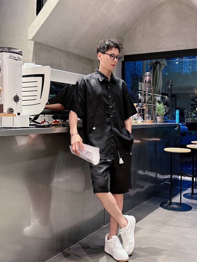 裤子 衣服 春夏专柜同款天丝苎麻休闲裤，休闲的氛围感拉满，天丝亚麻面料足够腔调，亚麻自带的麻结肌理，让整体布面更有复古感，一定程度上平衡了麻料易皱的特性，布面凉
