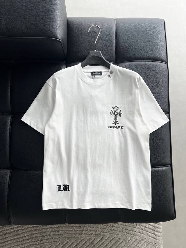 衣服 克罗心 春夏新款首发专柜最新款短袖圆领T恤 高端订制 设计前卫时尚！品牌Logo重工艺设计刺绣。高端定制新疆棉 手感柔软.穿着舒适.专柜级别精致车线.做工