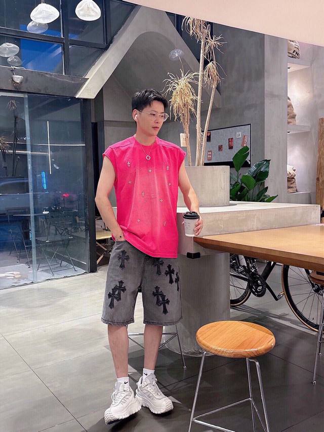 裤子 衣服 Bearltongs 高定款做旧水洗烫钻 磨破背心Os版型真的很迷人 新品版型都做到极致 实穿度很高，随意搭都Nice 采用32支双纱 260克重面