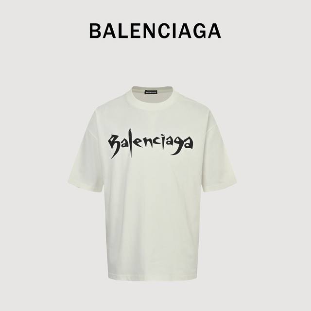 Balenciaga 巴黎世家 25Ss 字体短袖T恤 面料采用定制240G 26支特滑双股精棉平纹高密无尘全棉布料。前幅高密度加厚，走线平整，代工品质，全套定