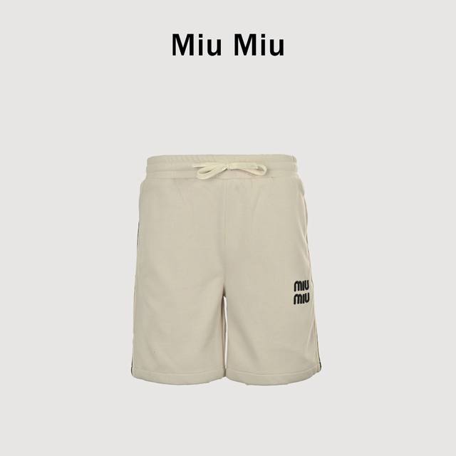 Miumiu 缪缪 刺绣徽标短裤 面料采用360克刷毛面料，订染颜色后整蚀毛处理，对照原版做丝滑超柔处理，布面肌理股线清晰明显，垂感一级棒，做工精致都到达外贸出