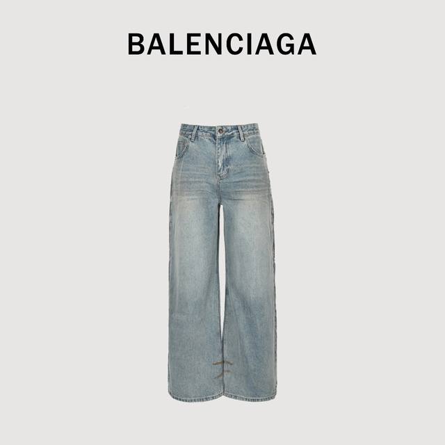 Balenciaga 巴黎世家 25Ss Bagga阔腿牛仔长裤 采用高密度棉质丹宁布，经过特殊混纺工艺，融入微量弹性纤维以提升穿着舒适度。面料经过多阶段水洗处