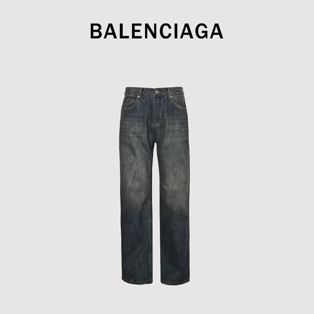 Balenciaga 巴黎世家 25Ss 秀款低腰牛仔长裤 采用高密度棉质丹宁布，经过特殊混纺工艺，融入微量弹性纤维以提升穿着舒适度。面料经过多阶段水洗处理，包