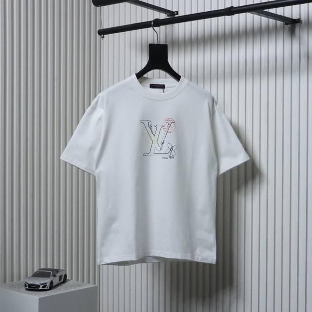 Louis Vuitton 路易威登 Lv 25Ss 虚线短袖T恤面料采用定制240G 26支特滑双股精棉平纹高密无尘全棉布料。前幅高密度加厚，走线平整，代工品