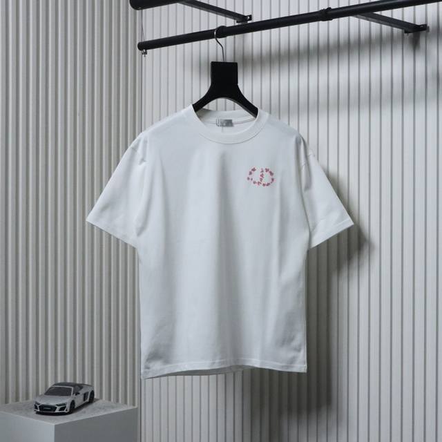 Dior 迪奥 25Ss 花卉短袖T恤面料采用定制240G 26支特滑双股精棉平纹高密无尘全棉布料。前幅高密度加厚，走线平整，代工品质，全套定制辅料。尺码：S-