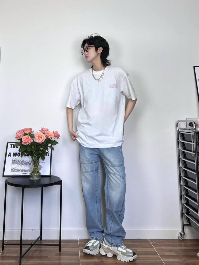 上新！Lv夏季新款圆领短袖T恤！男女同款 Oversize版型宽松！ 这种款式上身回头率超高！基础款的圆领Tee,男女均可驾驭！ 尺码：S-3Xl 颜色：黑色