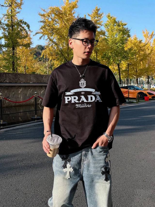 普拉达短袖T没有比这个更好的设计穿搭 这款短袖的版型宽松，无论是搭配牛仔裤还是休闲裤，都能轻松驾驭，仿佛时尚的风向标在指引着我前进的方向。真的是我的心头好#Pr
