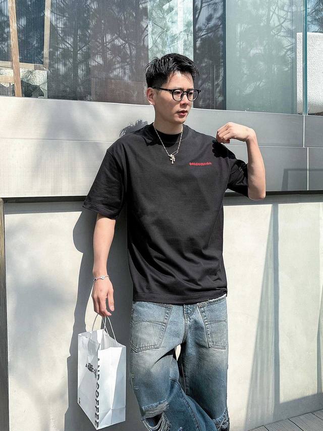 巴黎世家短袖T简单好看的黑T真的好喜欢 这款短袖的版型宽松，无论是搭配牛仔裤还是休闲裤，都能轻松驾驭，仿佛时尚的风向标在指引着我前进的方向。真的是我的心头好#巴