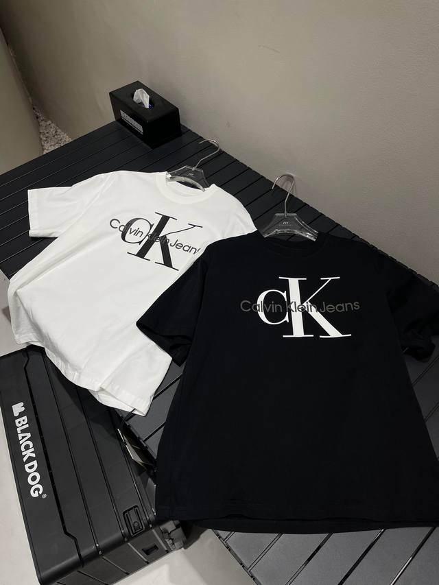 Ck秋冬新款短袖真的要了命了～ 男女脑子都可入 做工细节真的不错 #潮牌T恤[话题]# #潮牌短袖[话题]# #奢潮[话题]# #圆领T恤[话题]# #纯棉短袖