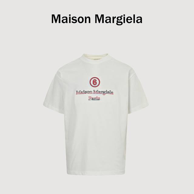 Maisonmargiela 马吉拉 数字Logo刺绣及3D泼墨短袖T恤 重磅精梳260G纯棉双纱面料 胸前及后背字母Logo刺绣＋3D数码直喷工艺 螺纹定织定