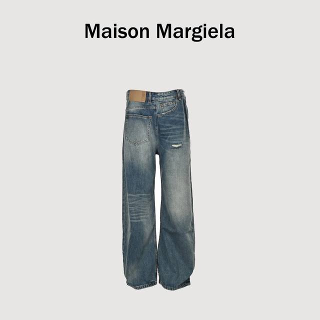 Maison Margiela马吉拉Mm6 纸标做旧牛仔裤 定制纹韵牛仔粗斜棉缎，擦压皱猫须技术和枪画猫须技术结合，优先在特定区域进行手工擦制，以达到自然的皱纹