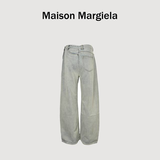 Maison Margiela马吉拉Mm6 贴片做旧牛仔长裤 定制纹韵牛仔粗斜棉缎，擦压皱猫须技术和枪画猫须技术结合，优先在特定区域进行手工擦制，以达到自然的皱