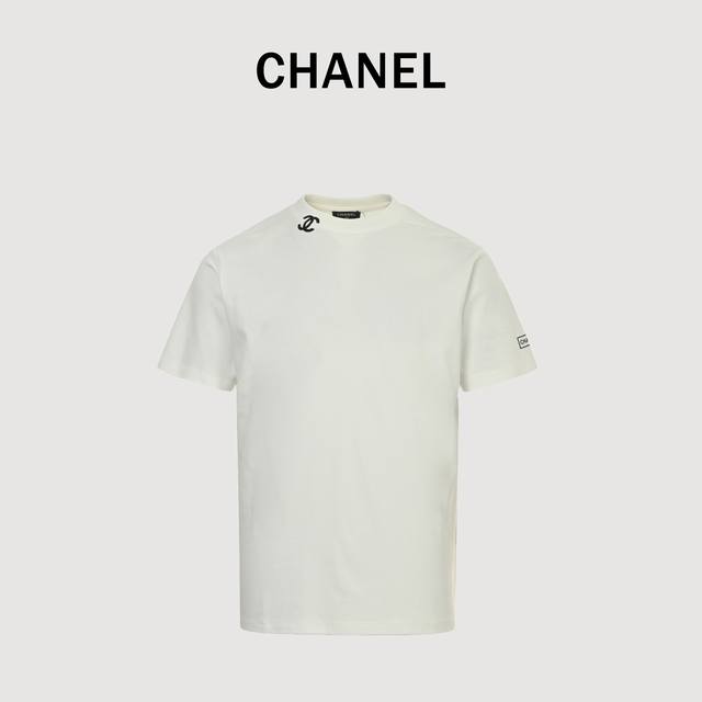 Chanel 香奈儿 25Ss 领口双C压胶印花短袖 高能实穿款的小香T，简约纯白Tee Cclogo承载着法式风情，演绎夏日极简穿搭！精纺平织棉面料, 质感厚