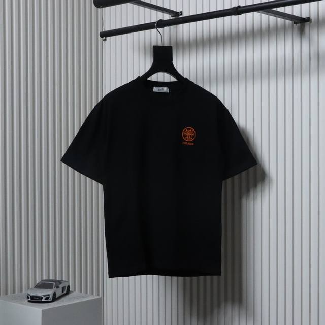 Hermes 爱马仕 马车刺绣短袖T恤面料采用定制240G 26支特滑双股精棉平纹高密无尘全棉布料。前幅高密度加厚，走线平整，代工品质，全套定制辅料。 Size