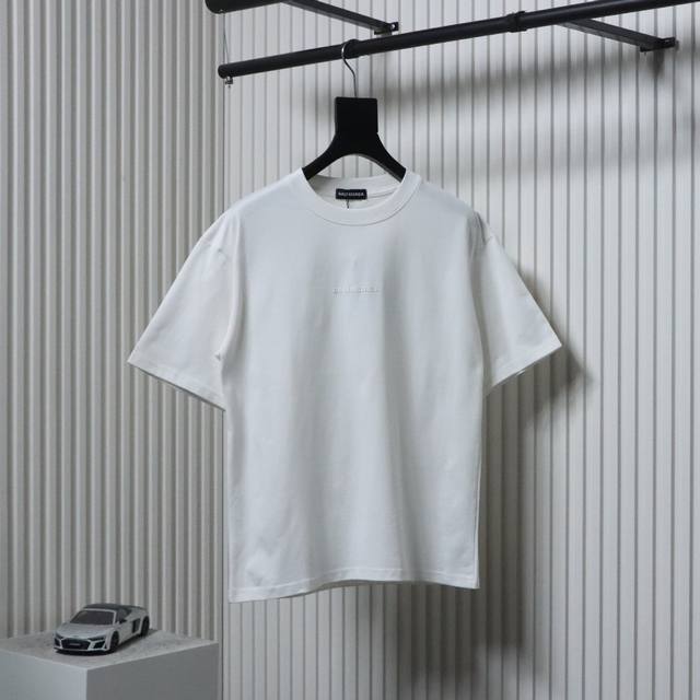 Balenciaga 巴黎世家 25Ss 前后字母压胶短袖面料采用定制240G 26支特滑双股精棉平纹高密无尘全棉布料。前幅高密度加厚，走线平整，代工品质，全套