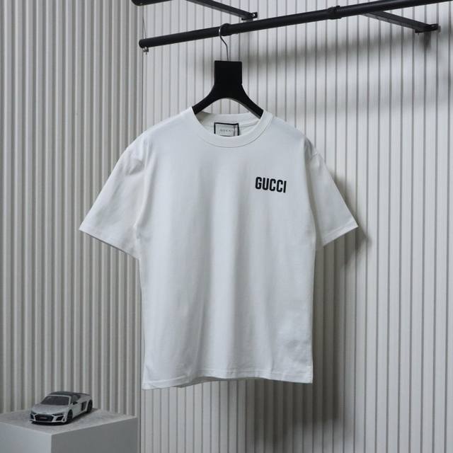 Gucci 古驰Guc 硅胶小字母短袖T恤面料采用定制240G 26支特滑双股精棉平纹高密无尘全棉布料。前幅高密度加厚，走线平整，代工品质，全套定