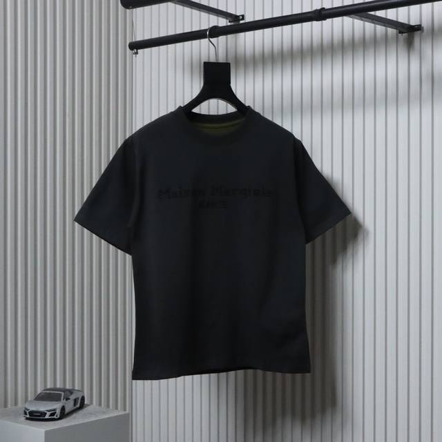 Maison Margiela马吉拉Mm6 双面刺绣短袖T恤面料定织定染280G32支双纱面料，宽幅领口螺纹300G1*1全棉螺纹，久穿不变形，面料从买纱纺织成