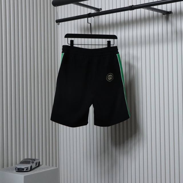 Gucci 古驰 红绿织带拼接双G刺绣运动短裤 定织定染，32支双股棉质针织面料，经洗水处理工艺，松紧抽绳腰部，定制刻印Logo绳头扣，两侧插手袋，裤边拼接色织