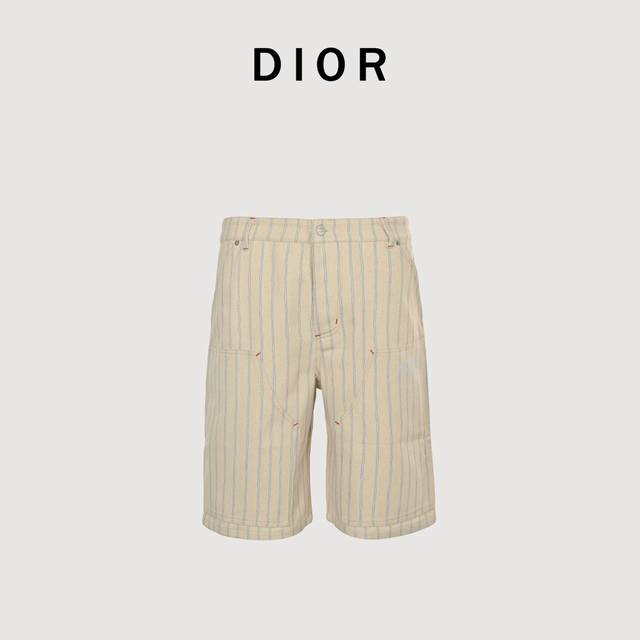 Dior 迪奥 25Ss 刺绣字母条纹牛仔短裤 Dior新款短裤兼具摩登风范与传统美感。采用白色棉府绸精心制作，饰以粉色条纹图案，展示来自 Dior And H